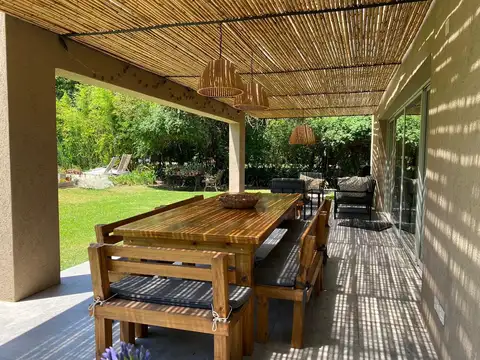 DIVINA CASA en Bo. LA ARBOLEDA - 1048m LOTE - 300 m CUB