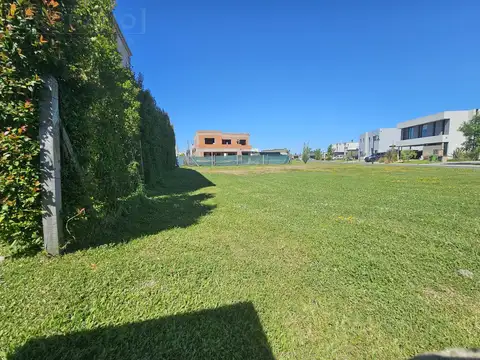 LHC. Venta lote en esquina en Vila Marina II, Villanueva