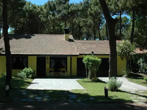 AMPLIA CASA EN VENTA EN PINAMAR BUEN ESTADO Y UBICACION ZONA PLAYA CR A 4 CUADRAS DEL MAR