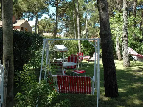 AMPLIA CASA EN VENTA EN PINAMAR BUEN ESTADO Y UBICACION ZONA PLAYA CR A 4 CUADRAS DEL MAR