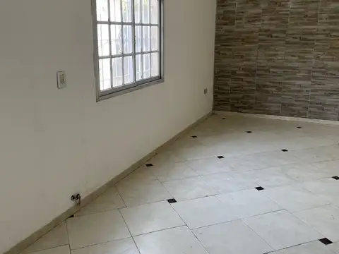 Depto Tipo Casa en Alquiler en Remedios de Escalada, $ 800.000