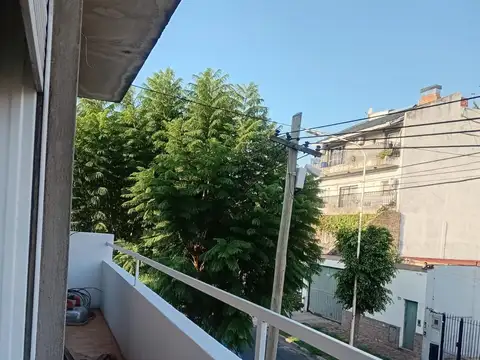 PH 3 AMBIENTES EN PLANTA ALTA, FRENTE (PRIMER PISO POR ESCALERA)
