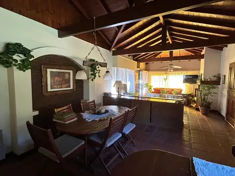 Casa en Alquiler con 2 cocheras