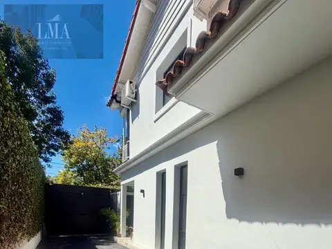 Casa en Venta con 2 cocheras