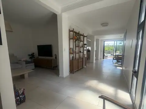 Venta Excelente casa de categoría 2 cocheras, Jardín , parrilla, pileta climatizada.