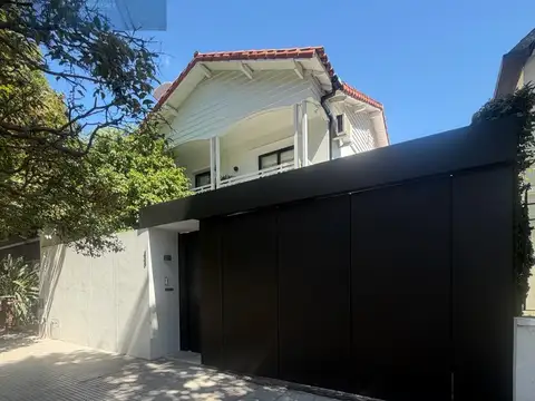 Venta Excelente casa de categoría 2 cocheras, Jardín , pileta climatizada, parrilla