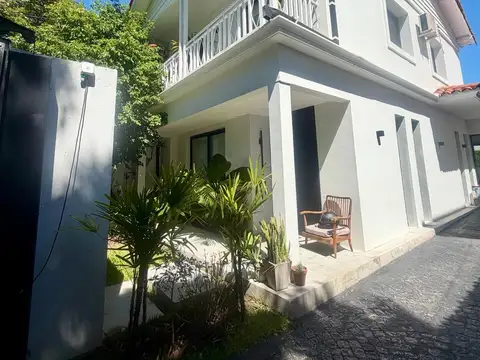 Venta Excelente casa de categoría 2 cocheras, Jardín , pileta climatizada, parrilla