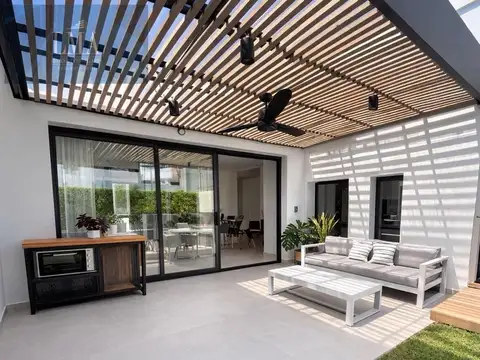 Venta Excelente casa de categoría 2 cocheras, Jardín , parrilla, pileta climatizada.