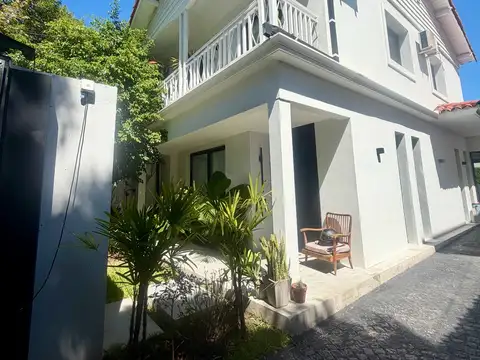 Venta Excelente casa de categoría 2 cocheras, Jardín , parrilla, pileta climatizada.