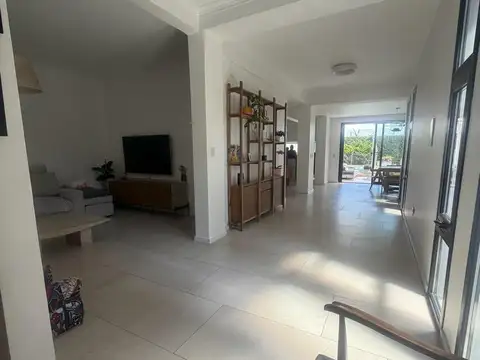 Venta Excelente casa de categoría 2 cocheras, Jardín , pileta climatizada, parrilla