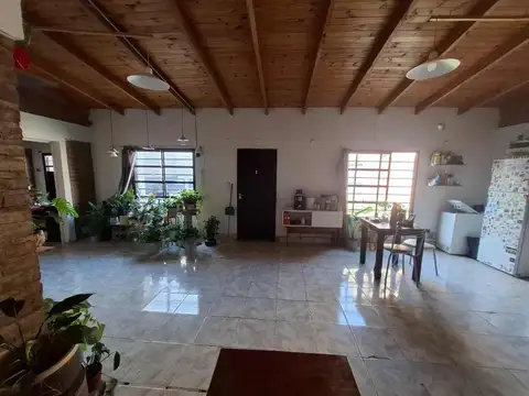 Venta CASA 2 Dorm., Gran Patio, Entrada de auto.