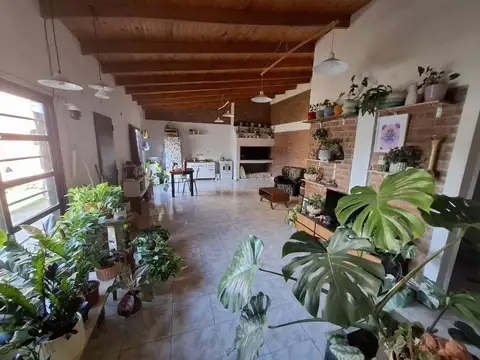 Venta CASA 2 Dorm., Gran Patio, Entrada de auto.