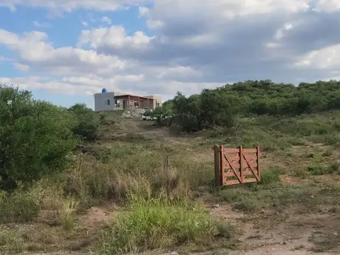 VENTA DE CASA SOBRE MEDIA HECTAREA