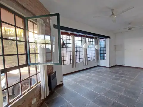 Casa en venta en Don Torcuato con jardin y pileta
