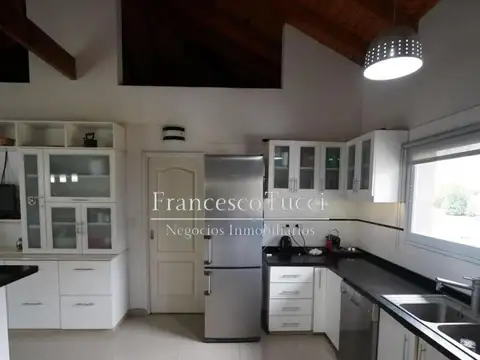 Casa en Venta con 3 cocheras