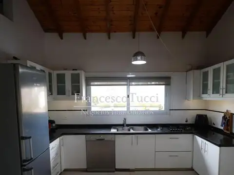 Casa en Venta con 3 cocheras