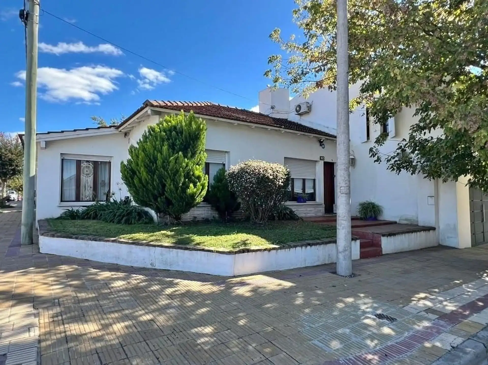 Casa en venta esquina con 5 ambientes y garaje — Zona Cerrito