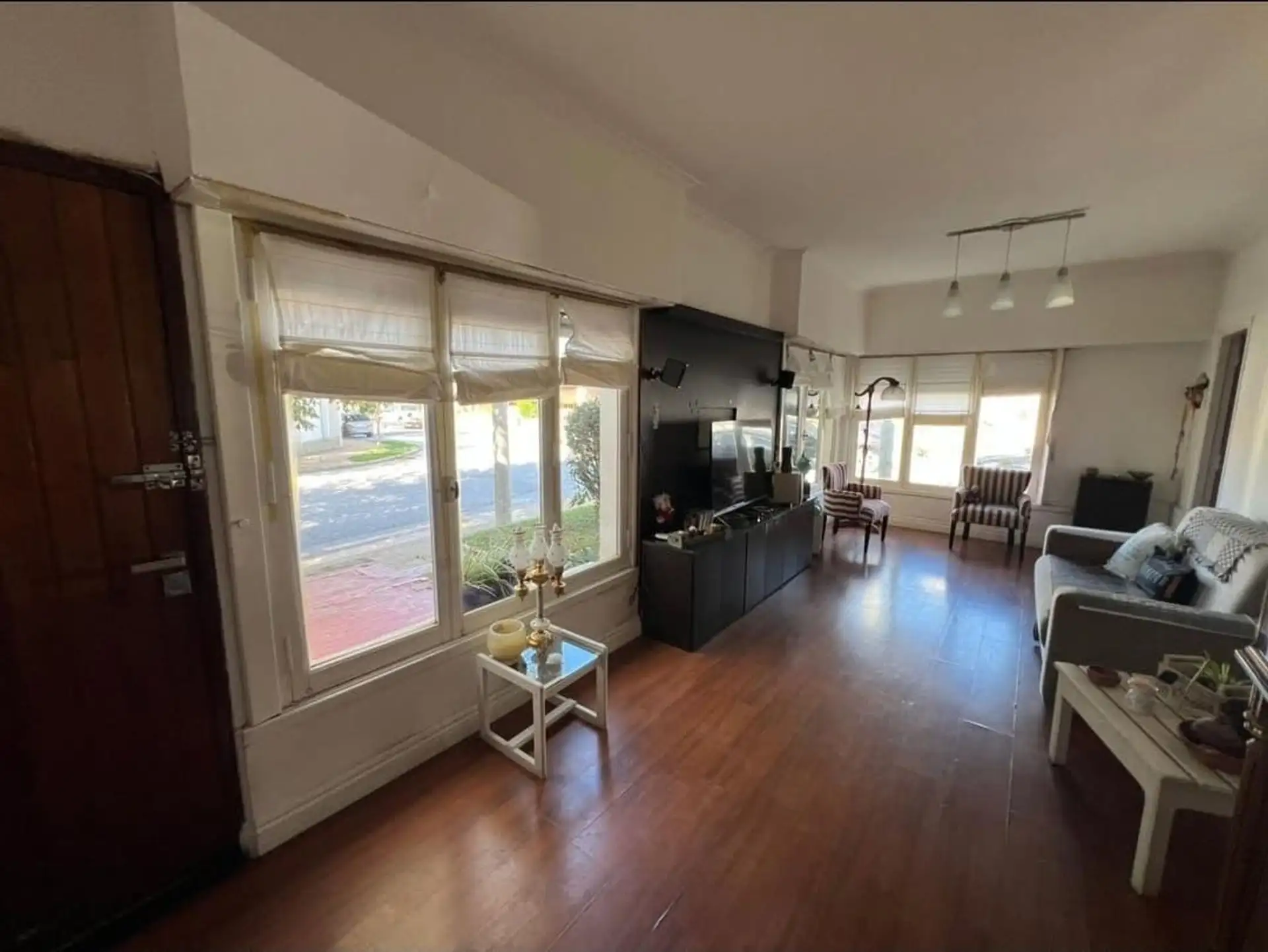 Casa en venta esquina con 5 ambientes y garaje — Zona Cerrito