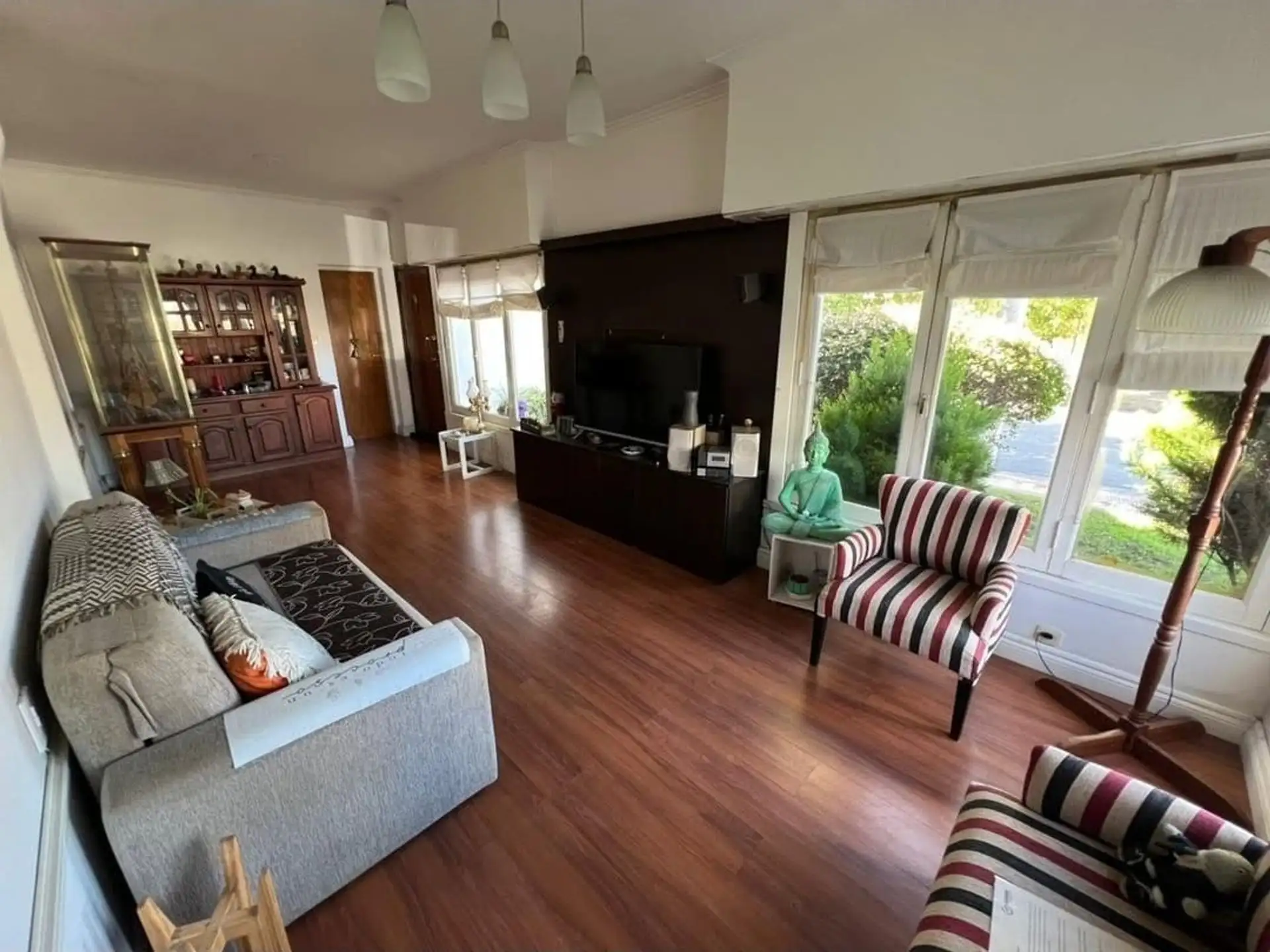 Casa en venta esquina con 5 ambientes y garaje — Zona Cerrito