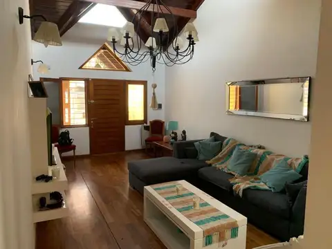 VENTA - CASA 2 DORMITORIOS CON PILETA Y PARRILLERO - GRANADERO BAIGORRIA