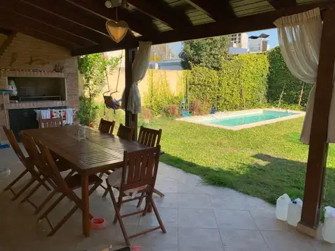 VENTA - CASA 2 DORMITORIOS CON PILETA Y PARRILLERO - GRANADERO BAIGORRIA