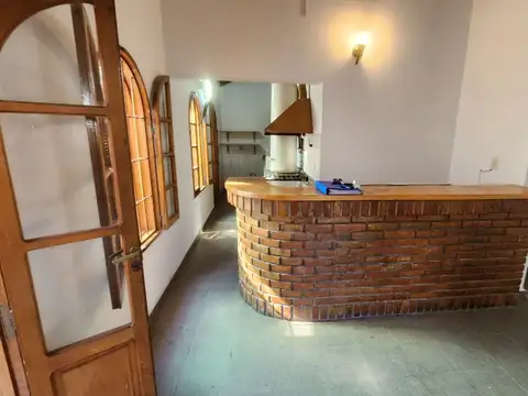 Casa en Alquiler con 3 cocheras