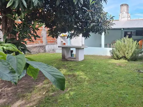 VENTA DE CASA 3 AMBIENTES C/ PARQUE COCH, AMPLIO LOTE PROPIO
