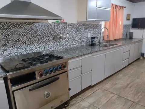 VENTA casa con QUINCHO y PARRILLA 4 amb