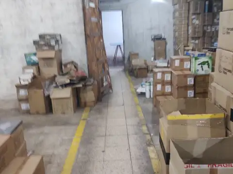 Muy buen depósito , en excelente zona netamente comercial