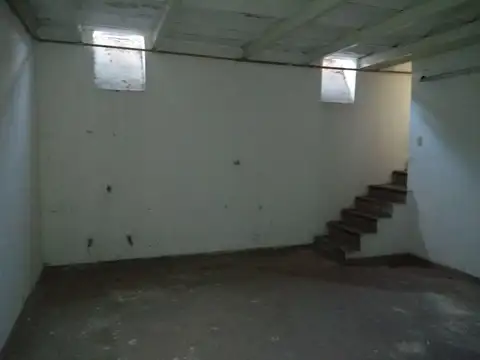 Venta en Bloque Local con casa planta alta y departamentos