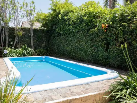 En el centro de Quilmes con jardín quincho, pileta