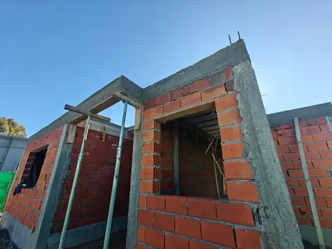 Casa 4 ambientes con 2 baños