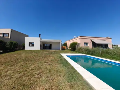 Casa con pileta en venta en Pilar del Este Santa Lucia