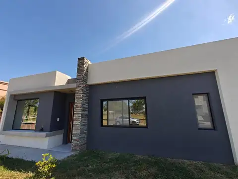Casa 4 ambientes con 2 baños