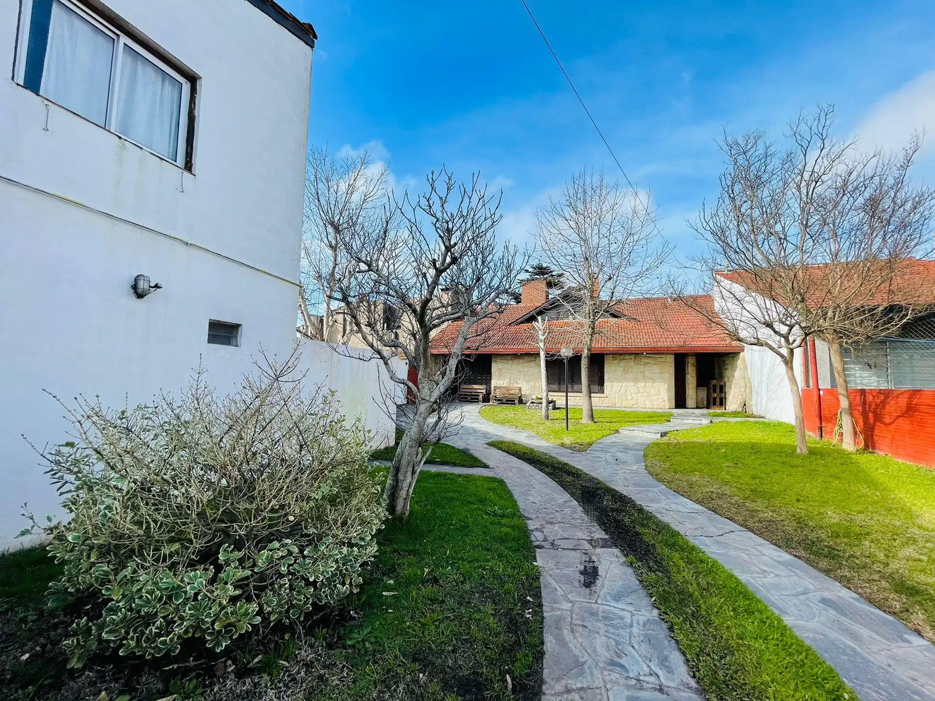 Casa en Gonzalez Chavez 2400 con parque y departamento independiente