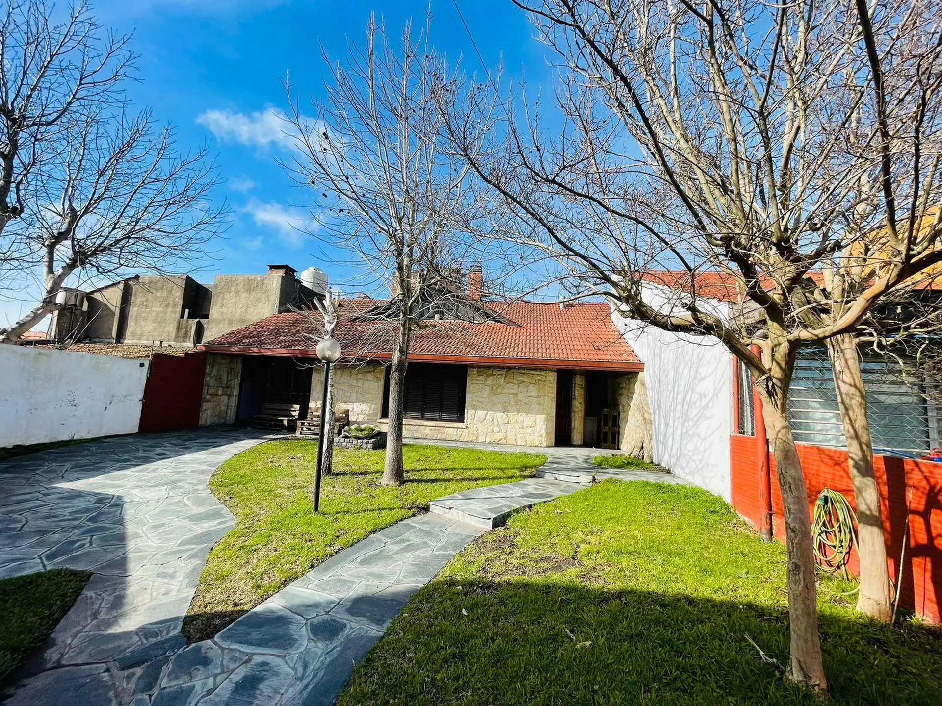 Casa en Gonzalez Chavez 2400 con parque y departamento independiente