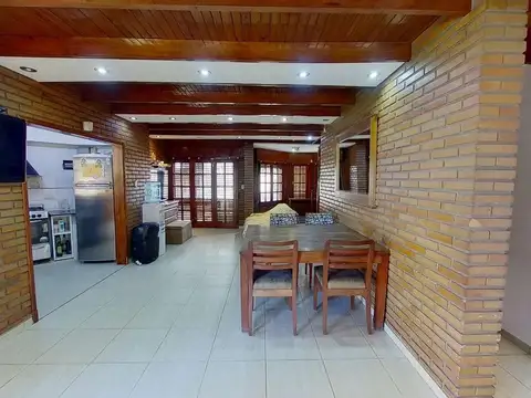 Casa en Venta con 2 cocheras