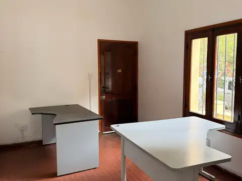 Casa en Alquiler con 2 cocheras
