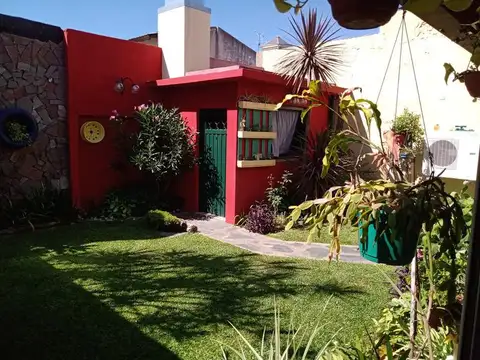 Casa 8 ambientes con 3 baños