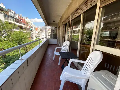 Luminoso Dpto de tres ambientes con cochera y gran cuarto de servicio con baño
