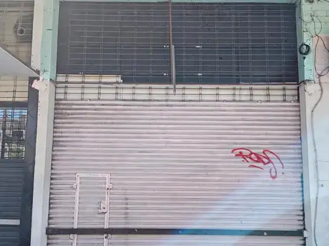 Excelente local de 81 m² con 5 mts de altura a metros de Avenida Luro