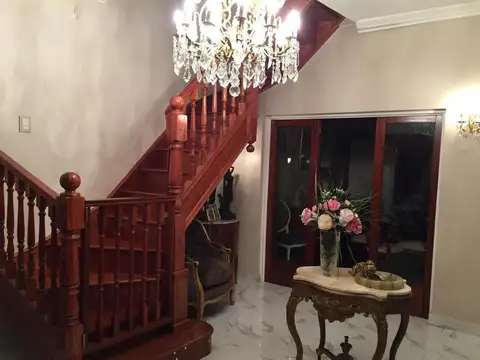 Excelente casa de 5 amb.,  quincho y piscina