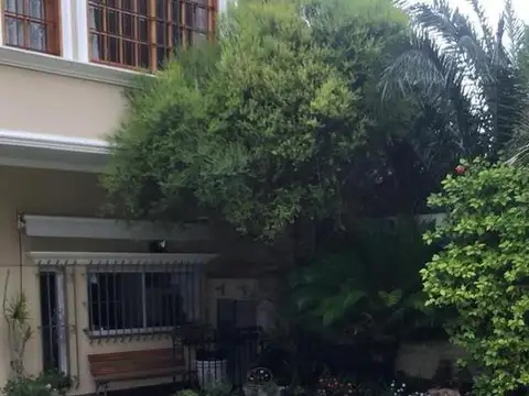 Excelente casa de 5 amb.,  quincho y piscina