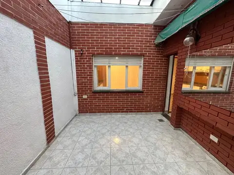 VENTA CASA DE PASILLO ÚNICA EN LUIS AGOTE CON TERRAZA