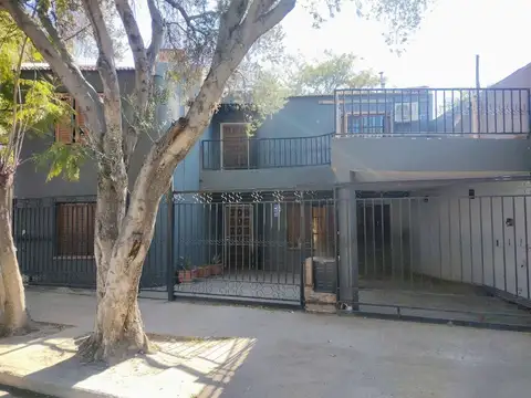 SE VENDE CASA DE 2 PLANTAS EN AV PTE CASTILLO 3468