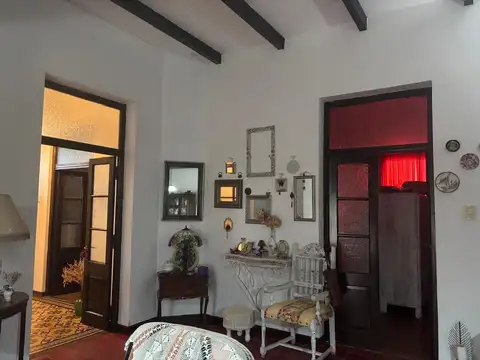 Casa 8 ambientes con 2 baños