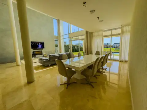 Casa en Venta con 4 cocheras