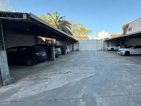 Cochera en venta en La Plata portón automatizado  