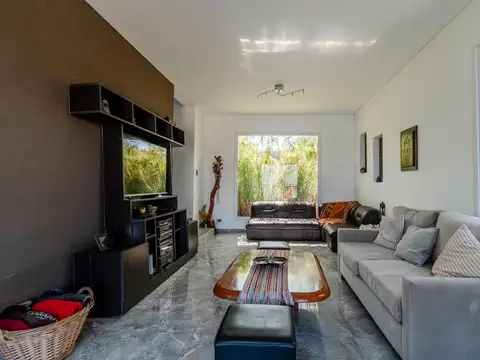 Casa 5 ambientes con 4 baños