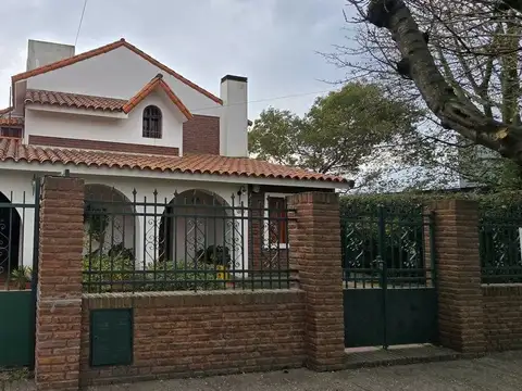 Venta casa 3 dormitorios pileta parque Fisherton